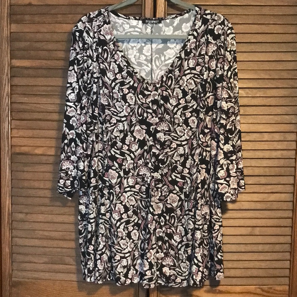 Womens size 2X Ros and Ali pullover floral 3/4 sleeve blouse.